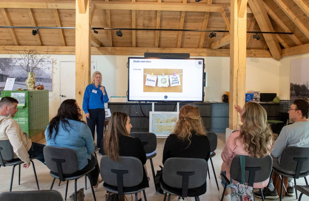 Helma Koorevaar workshop en training groep 1080 x 704 - Nucleus Coaching en Opleidingen trauma coach opleiding | Nucleus Coaching